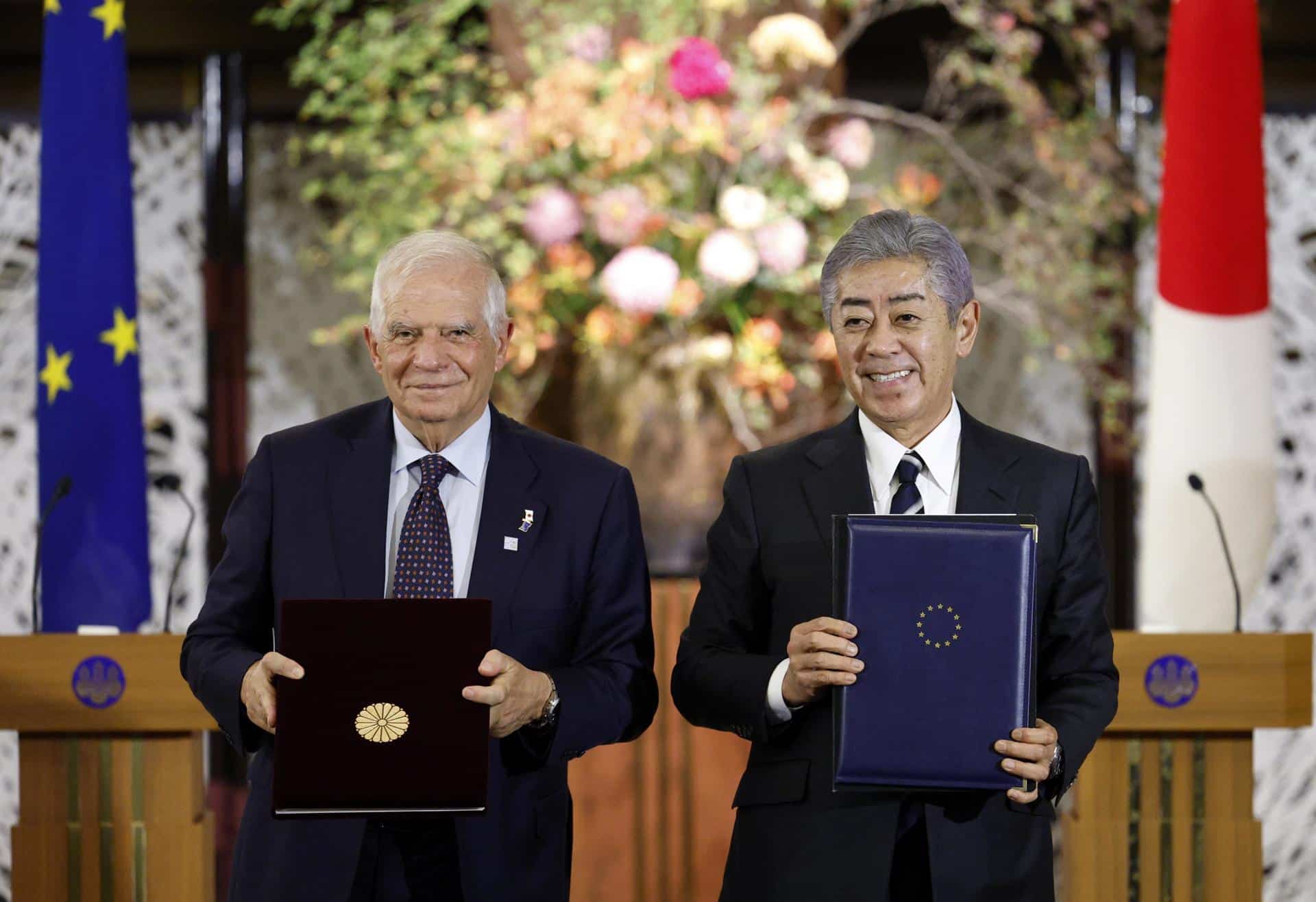 El jefe de la diplomacia europea, Josep Borrell, y el titular de Exteriores japonés, Takeshi Iwaya, este 1 de noviembre en Tokio. EFE/EPA/FRANCK ROBICHON