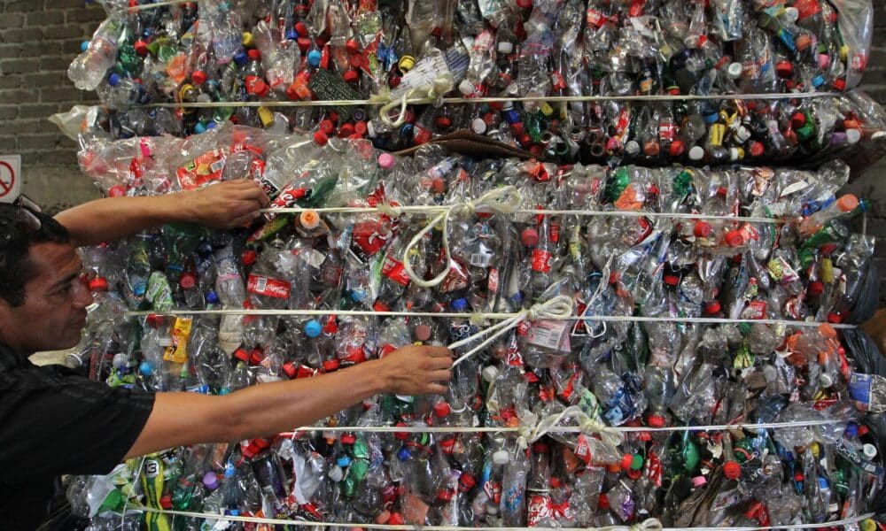 En la imagen de archivo, trabajadores realizan sus funciones en un centro de acopio de plásticos en Ciudad de México (México). EFE/ Mario Guzmán