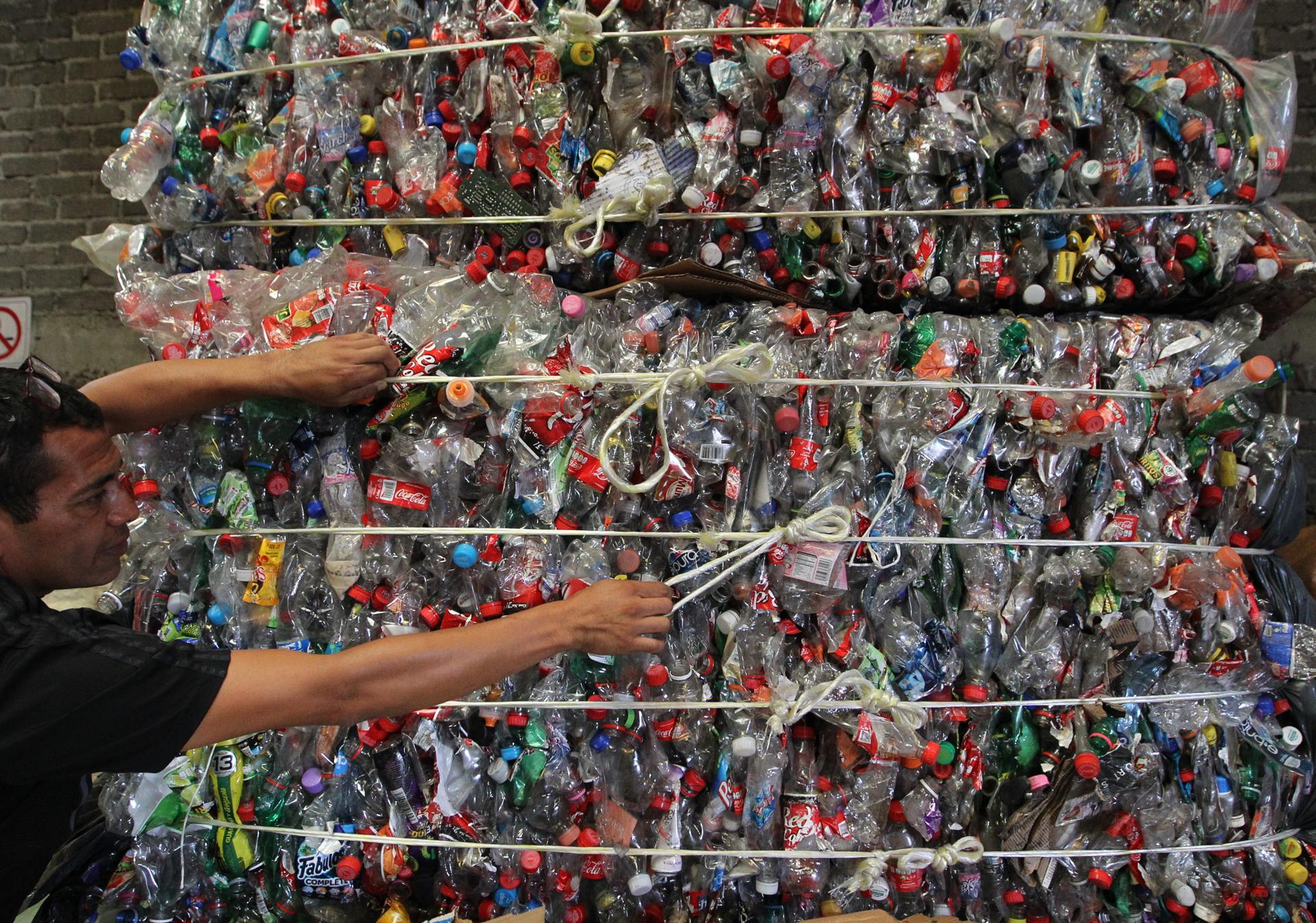 En la imagen de archivo, trabajadores realizan sus funciones en un centro de acopio de plásticos en Ciudad de México (México). EFE/ Mario Guzmán