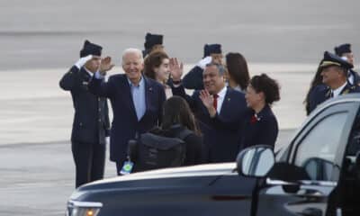 El presidente de EE.UU., Joe Biden (ci), acompañado del presidente del Consejo de Ministros de Perú, Gustavo Adrianzén (cd), saludan a su llegada este jueves en la Base Aérea del Callao en Lima (Perú). EFE/ Renato Pajuelo