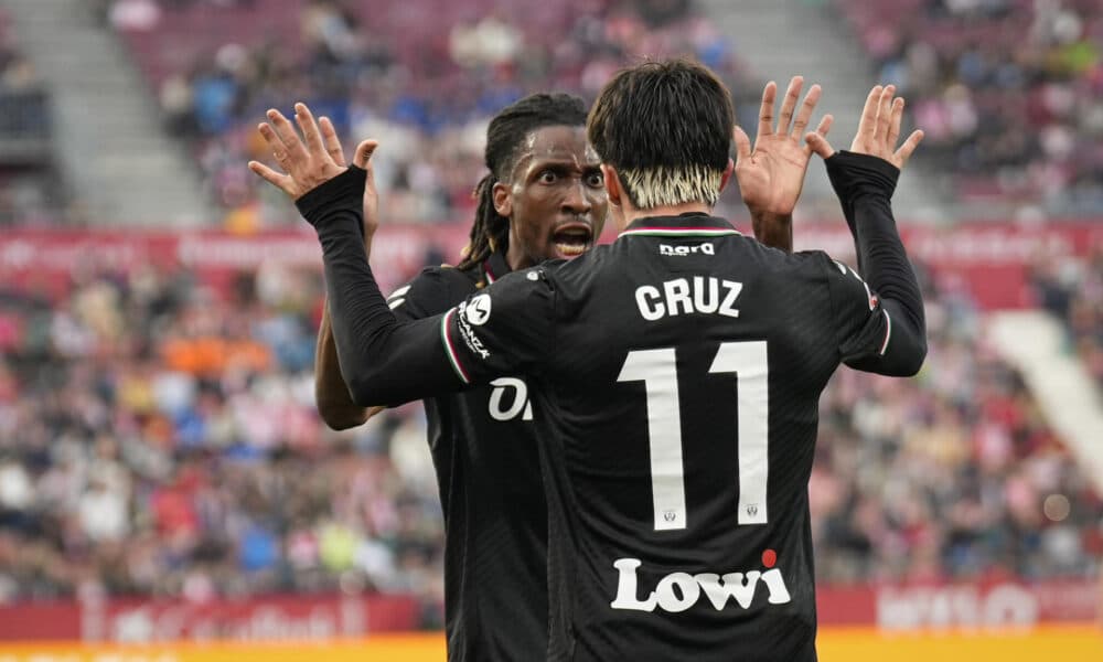 El centrocampista del Leganés Juan Cruz celebra su gol junto a su compañero Yvan Neyou, durante el partido de la pasada jornada de LaLiga frente al Girona. EFE/David Borrat