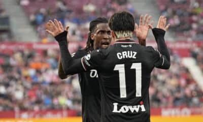 El centrocampista del Leganés Juan Cruz celebra su gol junto a su compañero Yvan Neyou, durante el partido de la pasada jornada de LaLiga frente al Girona. EFE/David Borrat