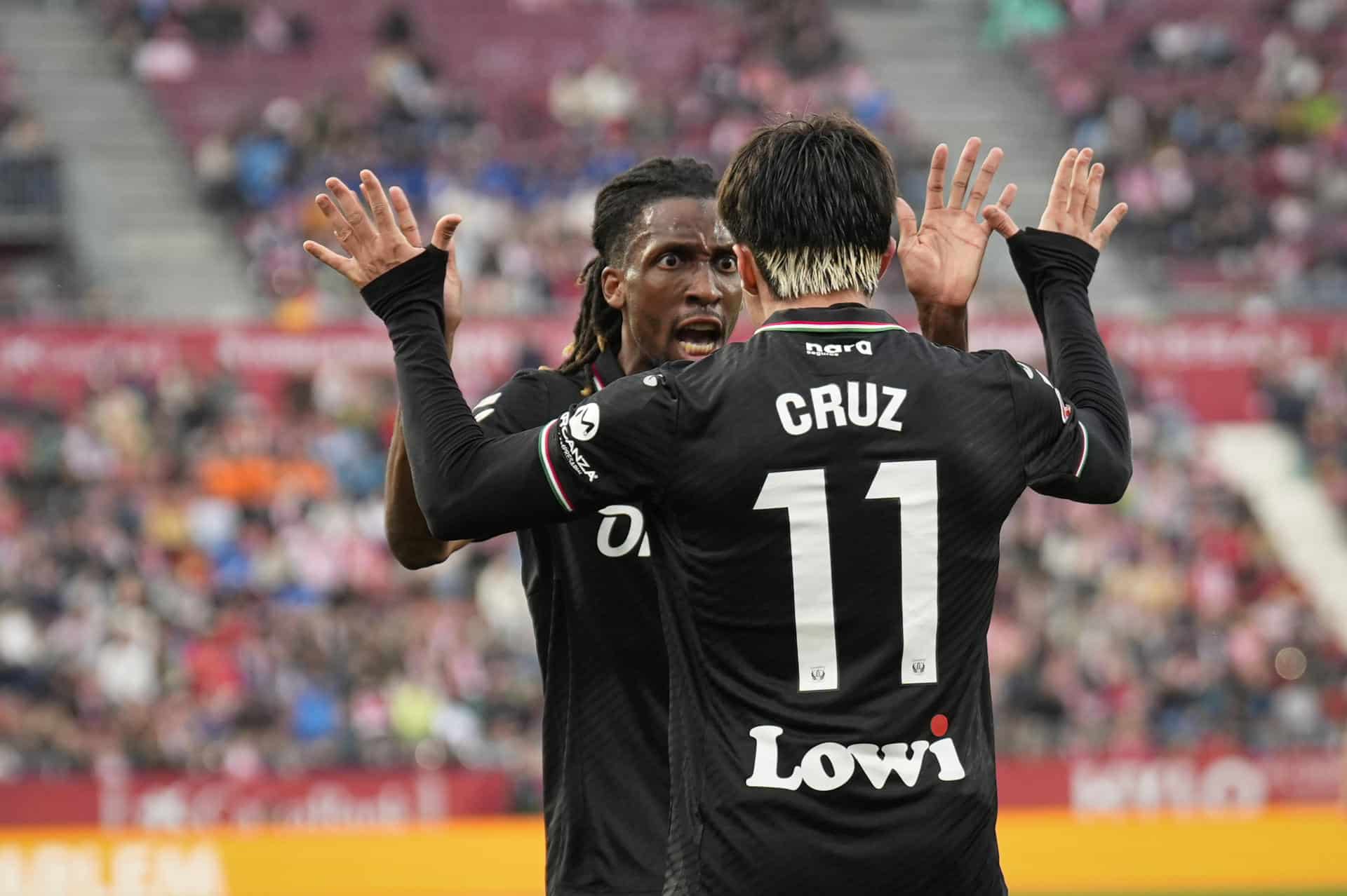 El centrocampista del Leganés Juan Cruz celebra su gol junto a su compañero Yvan Neyou, durante el partido de la pasada jornada de LaLiga frente al Girona. EFE/David Borrat