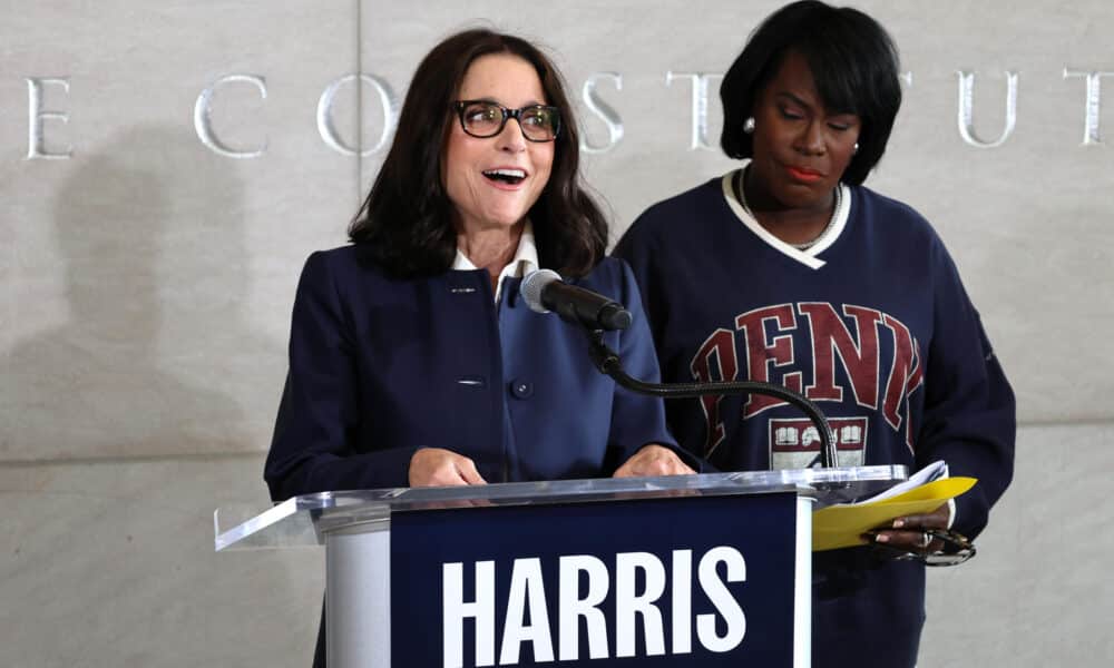 La actriz Julia Louis-Dreyfus (i) habla junto a la alcaldesa de Filadelfia, Cherelle Parker (d), durante una rueda de prensa en el centro de Filadelfia este lunes, en Pensilvania (Estados Unidos). EFE/ Octavio Guzmán