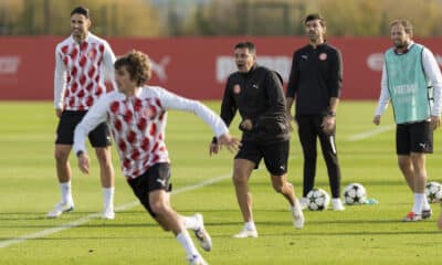 El entrenador del Girona FC, Míchel Sánchez (c), junto a varios de sus jugadores durante el entrenamiento en la Girona Football Academy para preparar el partido de la 5ª jornada de la Liga de Campeones que mañana disputarán ante el Sturm Graz austríaco. EFE/David Borrat.