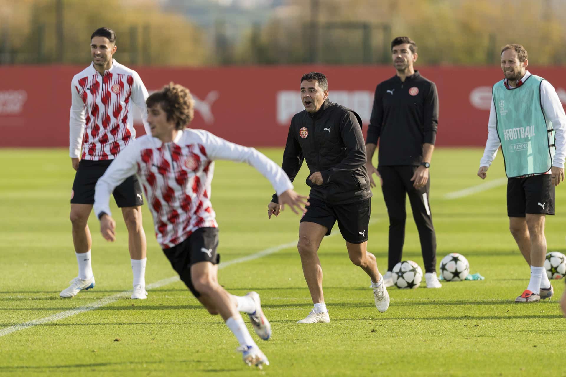 El entrenador del Girona FC, Míchel Sánchez (c), junto a varios de sus jugadores durante el entrenamiento en la Girona Football Academy para preparar el partido de la 5ª jornada de la Liga de Campeones que mañana disputarán ante el Sturm Graz austríaco. EFE/David Borrat.