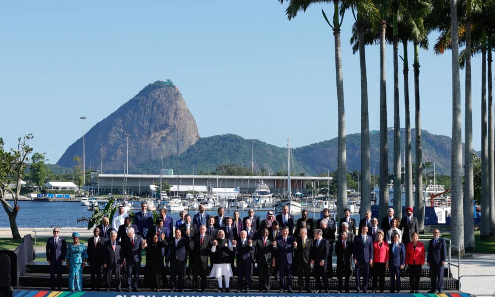 Jefes de Estado de las 20 mayores economías del mundo, la Unión Europea y la Unión Africana, así como los países invitados, posan para la fotografía oficial durante la cumbre G20, este lunes en los jardines del Museo de Arte Moderno, en Río de Janeiro (Brasil). EFE/André Coelho