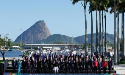 Jefes de Estado de las 20 mayores economías del mundo, la Unión Europea y la Unión Africana, así como los países invitados, posan para la fotografía oficial durante la cumbre G20, este lunes en los jardines del Museo de Arte Moderno, en Río de Janeiro (Brasil). EFE/André Coelho