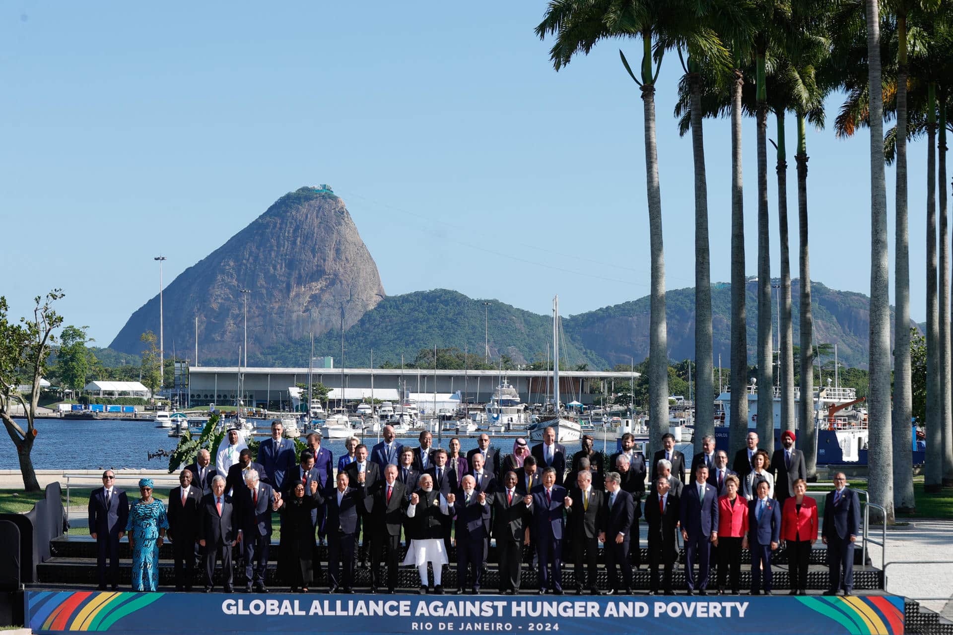 Jefes de Estado de las 20 mayores economías del mundo, la Unión Europea y la Unión Africana, así como los países invitados, posan para la fotografía oficial durante la cumbre G20, este lunes en los jardines del Museo de Arte Moderno, en Río de Janeiro (Brasil). EFE/André Coelho