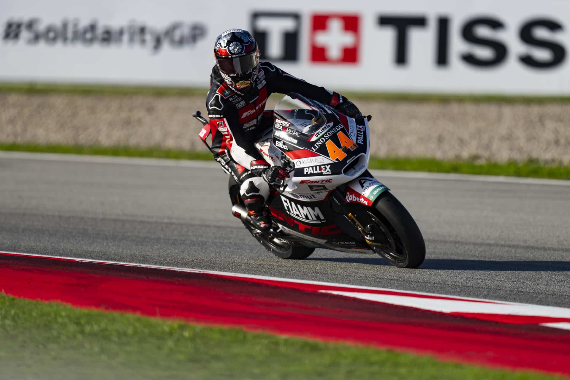 El piloto español de Moto3 Aaron Canet, durante la tercera sesión de entrenamientos libres para el Gran Premio de Barcelona Solidaridad de Moto3 disputada en el circuito Barcelona-Cataluña de Montmeló.  EFE/ Siu Wu