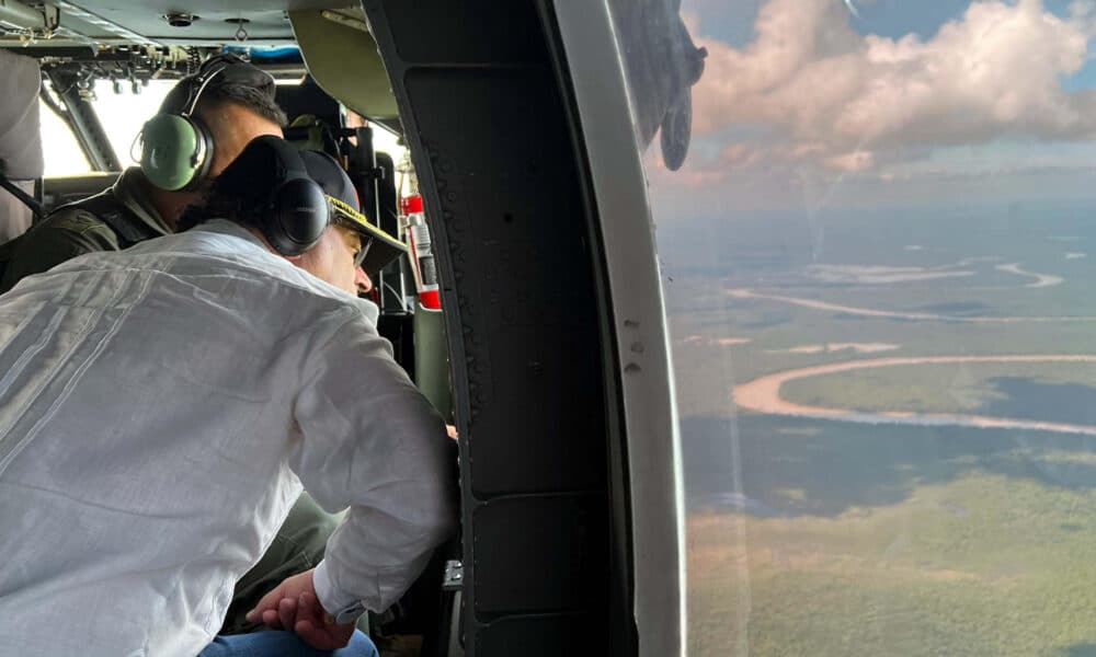 Fotografía cedida del mandatario Gustavo Petro durante un sobrevuelo este 13 de noviembre de 2024 en Quibdó (Colombia). EFE/ Presidencia Colombia