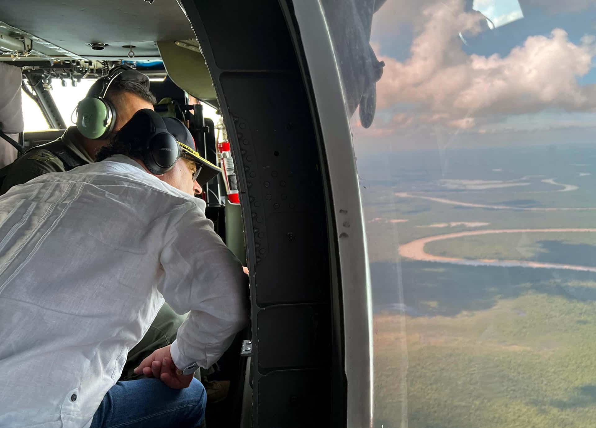 Fotografía cedida del mandatario Gustavo Petro durante un sobrevuelo este 13 de noviembre de 2024 en Quibdó (Colombia). EFE/ Presidencia Colombia