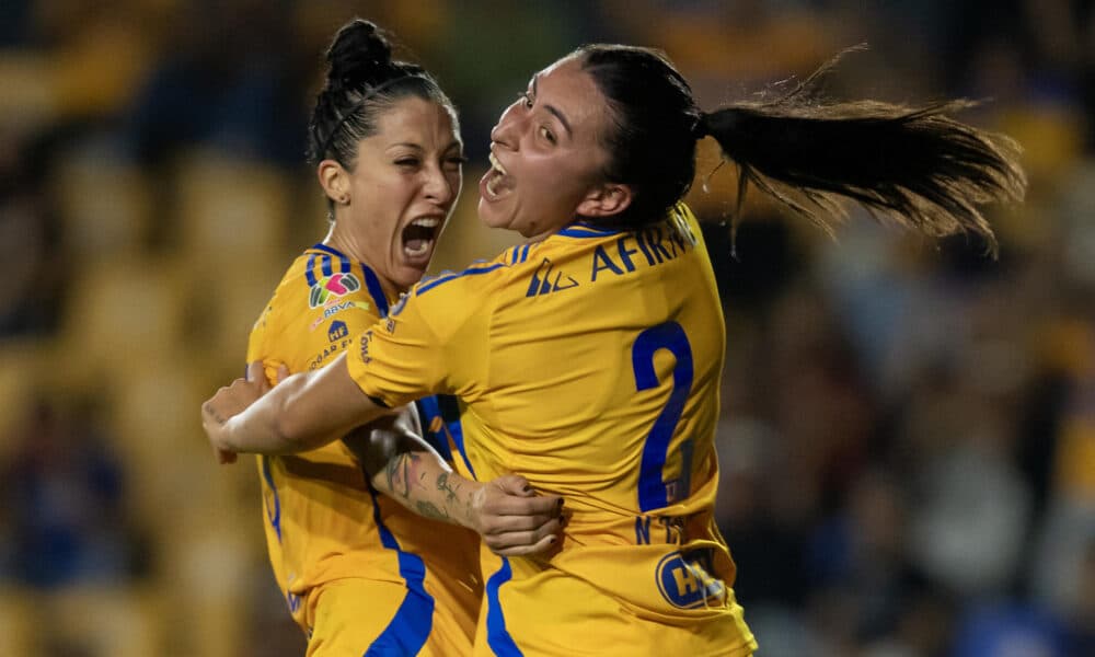 Natalia Colin (d) y Jennifer Hermoso de Tigres celebran un gol durante un partido de la jornada 17 del Torneo Clausura 2024 entre Tigres y Pachuca en el estadio Universitario Monterrey (México). Imagen de archivo. EFE/ Miguel Sierra