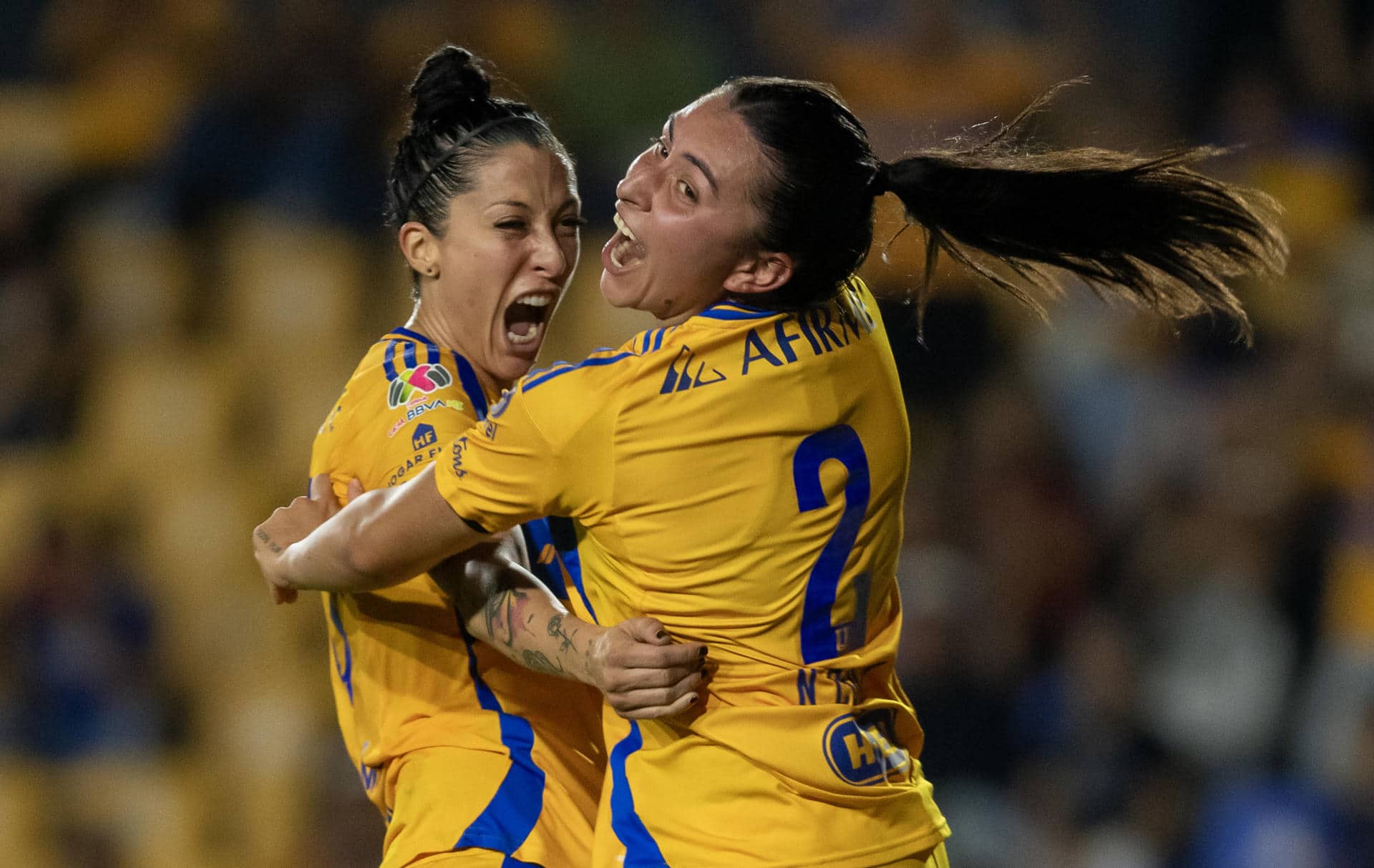 Natalia Colin (d) y Jennifer Hermoso de Tigres celebran un gol durante un partido de la jornada 17 del Torneo Clausura 2024 entre Tigres y Pachuca en el estadio Universitario Monterrey (México). Imagen de archivo. EFE/ Miguel Sierra