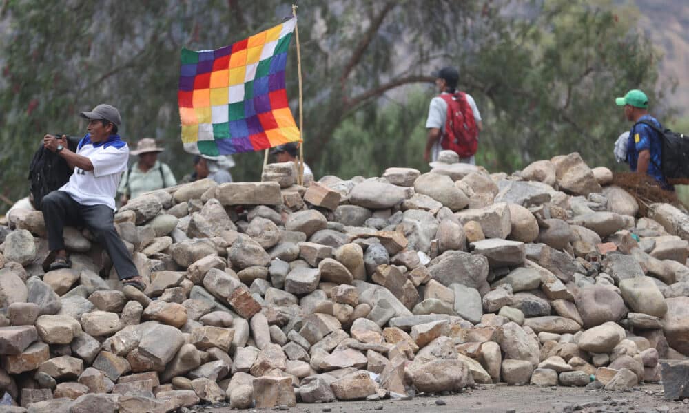 Fotografía de una vía bloqueada por simpatizantes del expresidente de Bolivia, Evo Morales (2006-2019), el pasado 31 de octubre, en Parotani (Bolivia). EFE/ Luis Gandarillas