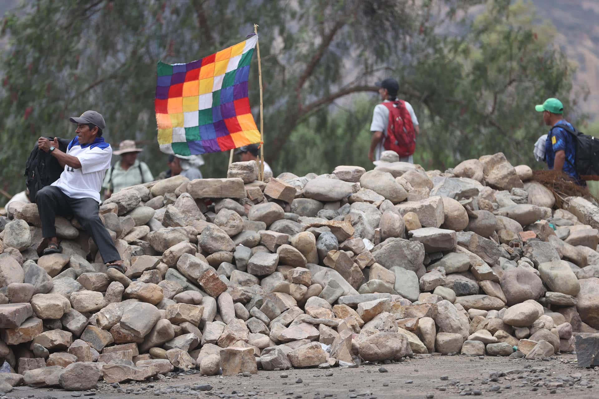 Fotografía de una vía bloqueada por simpatizantes del expresidente de Bolivia, Evo Morales (2006-2019), el pasado 31 de octubre, en Parotani (Bolivia). EFE/ Luis Gandarillas