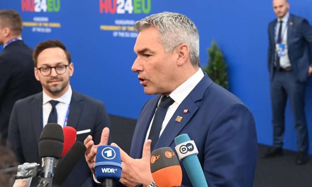 El canciller austriaco, Karl Nehammer, habla con los medios de comunicación a su llegada a la cumbre informal del Consejo Europeo en el Puskas Arena de Budapest, Hungría, el 8 de noviembre de 2024. EFE/EPA/ZOLTAN MATHE HUNGARY OUT