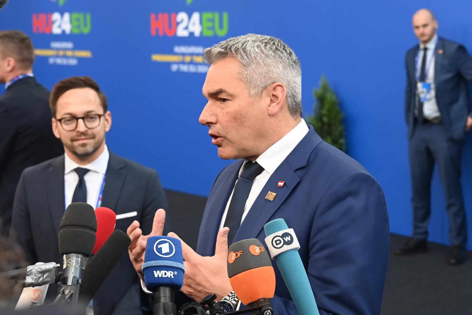 El canciller austriaco, Karl Nehammer, habla con los medios de comunicación a su llegada a la cumbre informal del Consejo Europeo en el Puskas Arena de Budapest, Hungría, el 8 de noviembre de 2024. EFE/EPA/ZOLTAN MATHE HUNGARY OUT