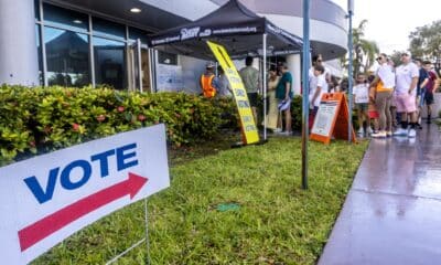 La gente espera en fila para votar en el último día de votación anticipada de Florida para las elecciones presidenciales de 2024 en Florida, en el Departamento de Elecciones del Condado de Miami-Dade en Miami, Florida, EE. UU., el 3 de noviembre de 2024. EFE/EPA/CRISTOBAL HERRERA-ULASHKEVICH