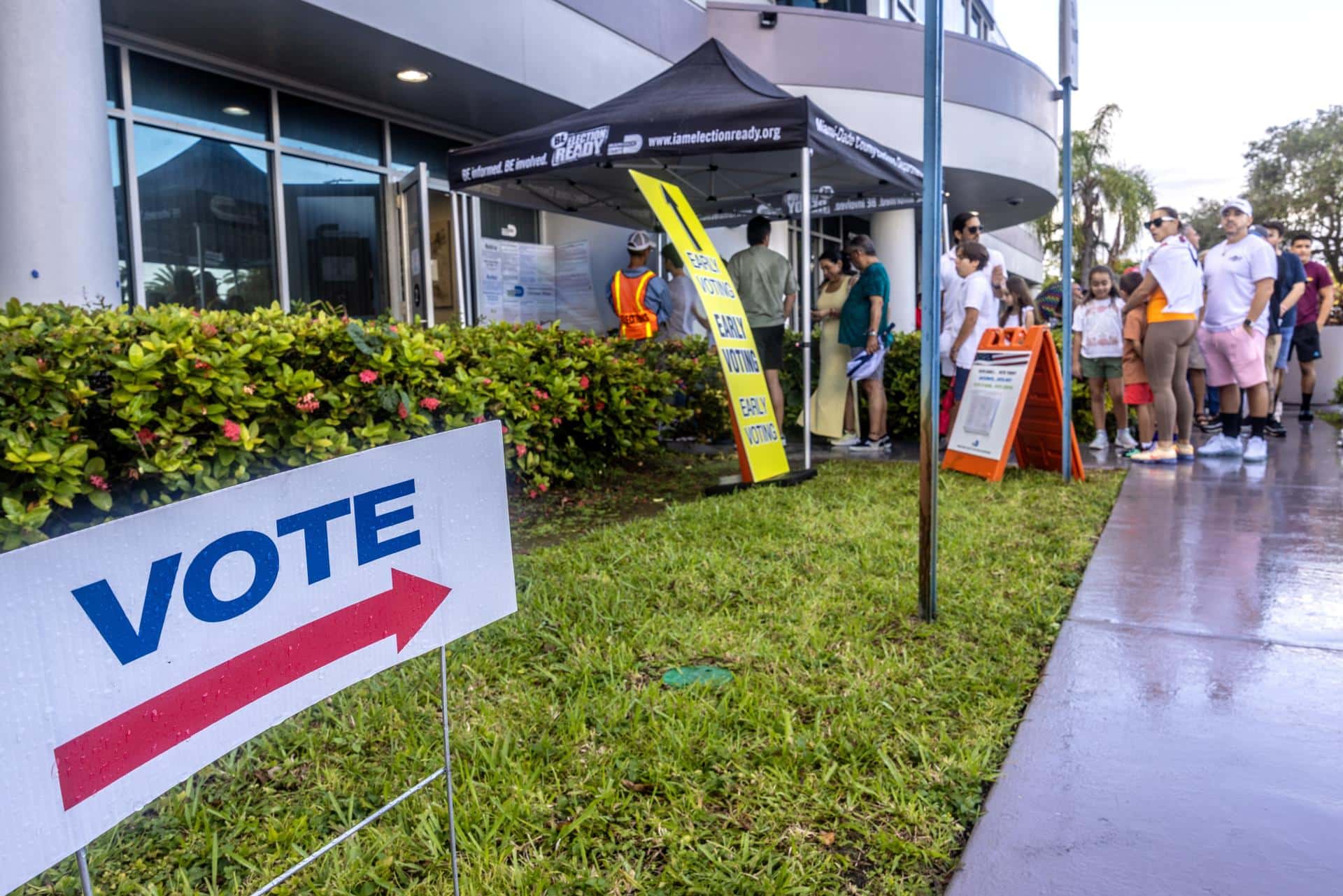 La gente espera en fila para votar en el último día de votación anticipada de Florida para las elecciones presidenciales de 2024 en Florida, en el Departamento de Elecciones del Condado de Miami-Dade en Miami, Florida, EE. UU., el 3 de noviembre de 2024. EFE/EPA/CRISTOBAL HERRERA-ULASHKEVICH