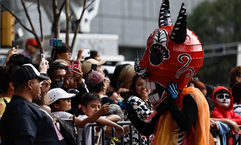 Personas participan en el desfile del Día de Muertos este 2 de noviembre de 2024, en la Ciudad de México (México). EFE/ Sáshenka Gutiérrez