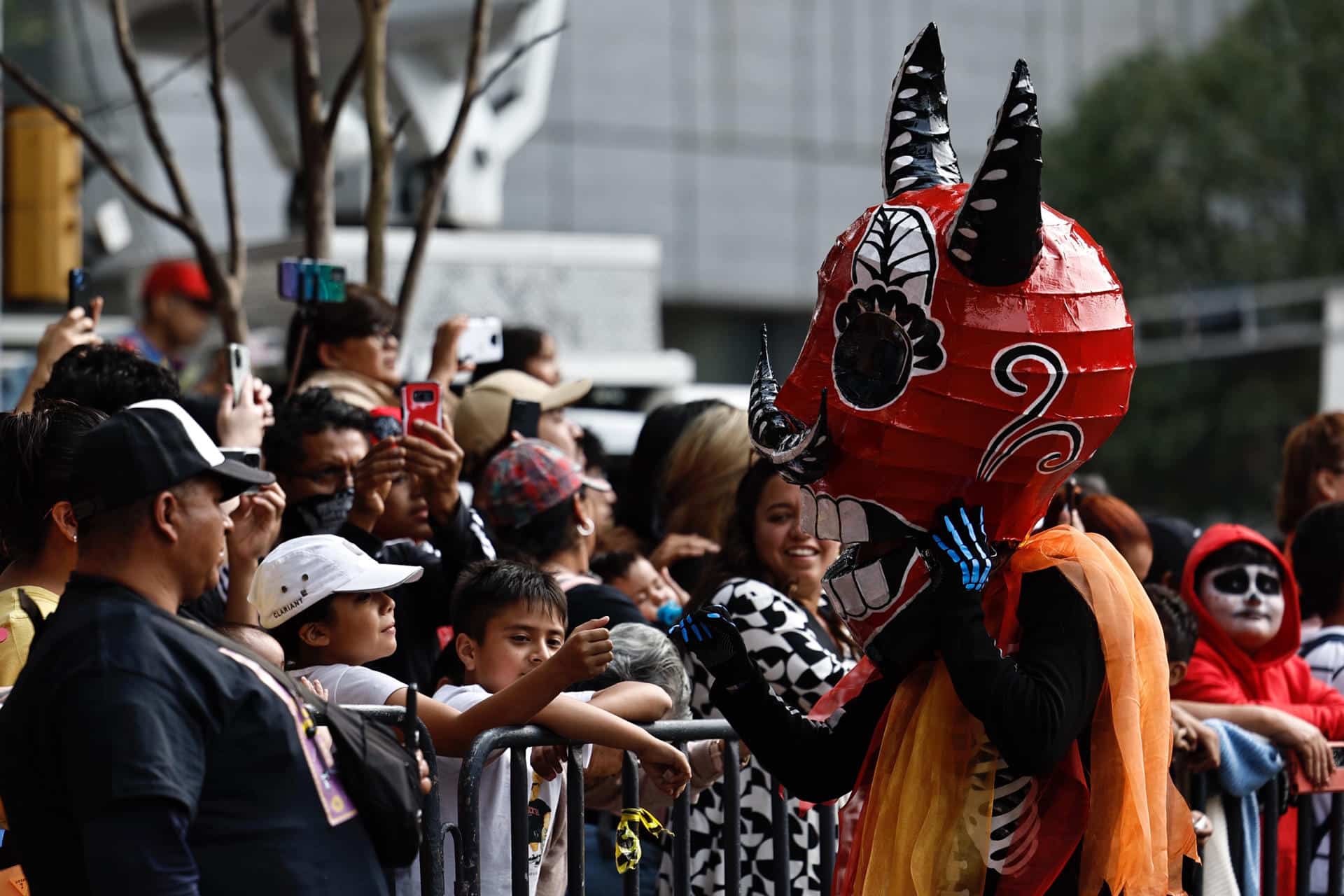 Personas participan en el desfile del Día de Muertos este 2 de noviembre de 2024, en la Ciudad de México (México). EFE/ Sáshenka Gutiérrez