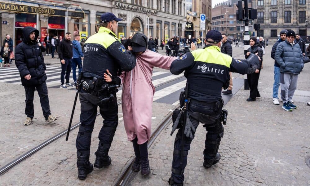 La policía holandesa detiene a un manifestante propalestino durante los disturbios que se produjeron en Amsterdam con motivo del encuentro que enfrentó al Ajax contra el Maccabi Tel Aviv, de la Liga Europa.EFE/EPA/JEROEN JUMELET