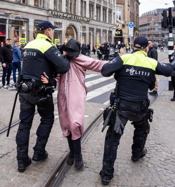 La policía holandesa detiene a un manifestante propalestino durante los disturbios que se produjeron en Amsterdam con motivo del encuentro que enfrentó al Ajax contra el Maccabi Tel Aviv, de la Liga Europa.EFE/EPA/JEROEN JUMELET