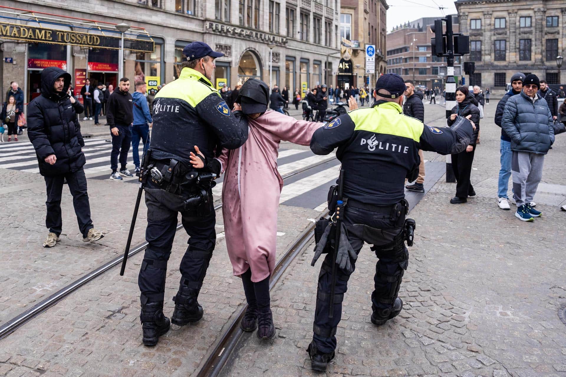 La policía holandesa detiene a un manifestante propalestino durante los disturbios que se produjeron en Amsterdam con motivo del encuentro que enfrentó al Ajax contra el Maccabi Tel Aviv, de la Liga Europa.EFE/EPA/JEROEN JUMELET