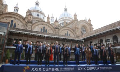 Los participantes en la XXIX Cumbre Iberoamericana de Jefes de Estado y de Gobierno posan para la foto de familia este viernes, en el museo Pumapungo en Cuenca (Ecuador). EFE/ Mariscal