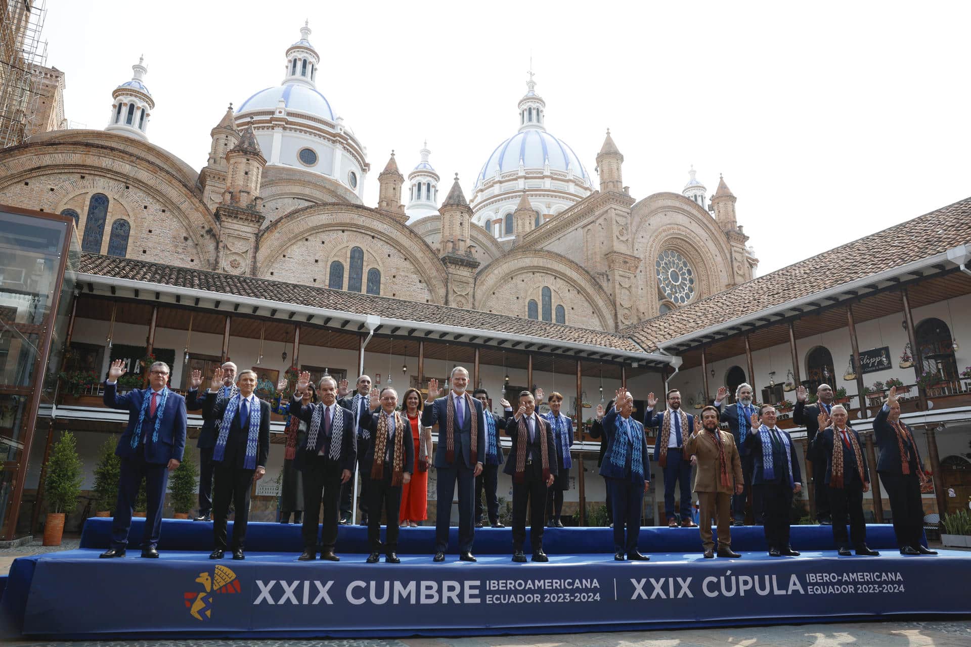 Los participantes en la XXIX Cumbre Iberoamericana de Jefes de Estado y de Gobierno posan para la foto de familia este viernes, en el museo Pumapungo en Cuenca (Ecuador). EFE/ Mariscal