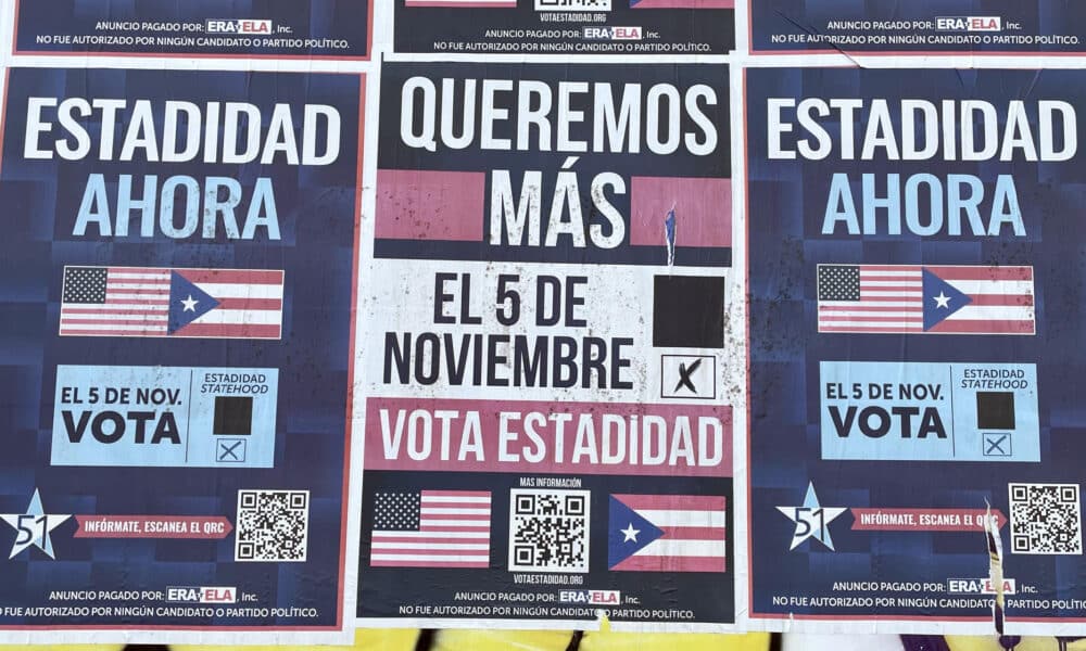 Fotografía del 22 de octubre de 2024 de carteles que piden votar a favor de la estadidad de Puerto Rico, en una calle de San Juan (Puerto Rico). EFE/ Marina Villén