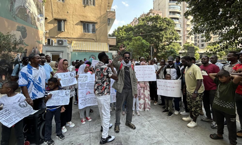 Medio centenar de refugiados o desplazados procedentes de diferentes países africanos se concentraron ayer viernes ante las puertas del Comité Internacional de la Cruz Roja (ICRC) en Beirut para solicitar ayuda y poder abandonar el Líbano ante la escalada de violencia del último mes entre el grupo chií libanés Hizbulá y el Ejército de Israel. EFE/Rosa Soto