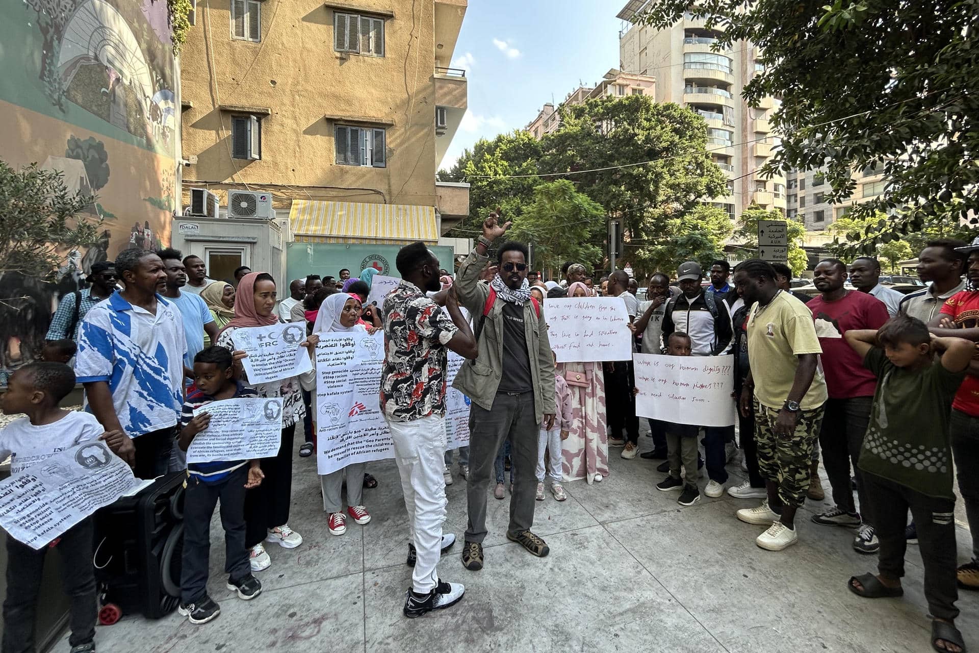 Medio centenar de refugiados o desplazados procedentes de diferentes países africanos se concentraron ayer viernes ante las puertas del Comité Internacional de la Cruz Roja (ICRC) en Beirut para solicitar ayuda y poder abandonar el Líbano ante la escalada de violencia del último mes entre el grupo chií libanés Hizbulá y el Ejército de Israel. EFE/Rosa Soto