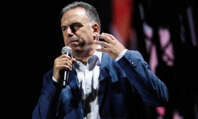 El candidato a la presidencia por el partido Frente Amplio, Yamandú Orsi, habla durante un evento de cierre de campaña, este miércoles, en la ciudad de Canelones (Uruguay). EFE/ Sofía Torres