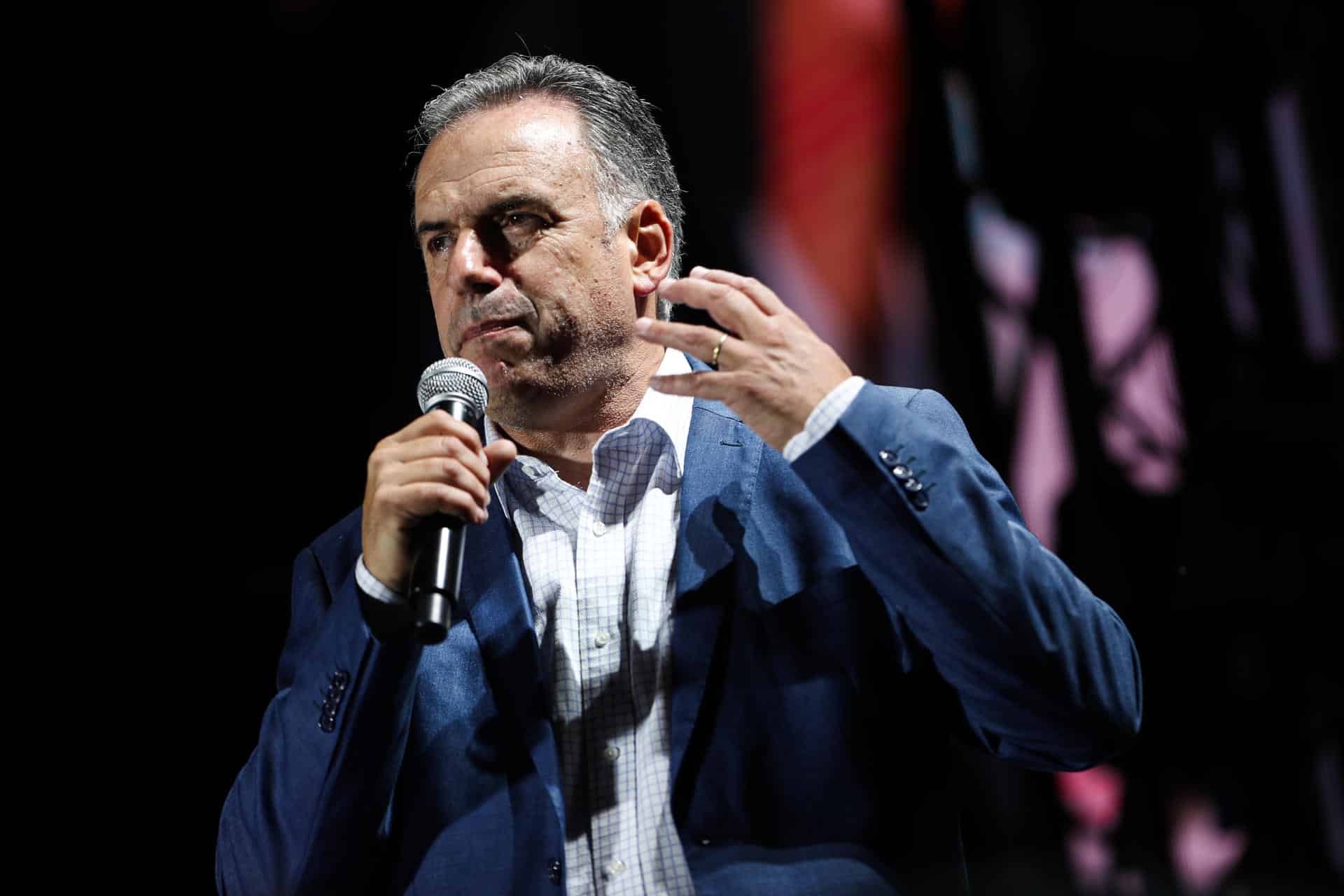 El candidato a la presidencia por el partido Frente Amplio, Yamandú Orsi, habla durante un evento de cierre de campaña, este miércoles, en la ciudad de Canelones (Uruguay). EFE/ Sofía Torres