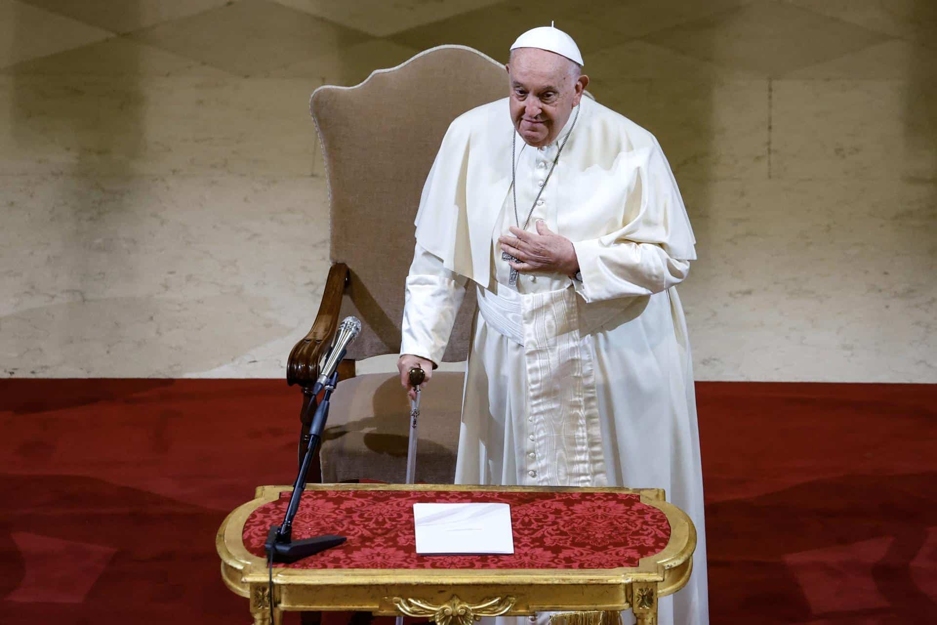 El papa Francisco asiste a una reunión con miembros de la comunidad académica de la Pontificia Universidad Gregoriana, en Roma, el 5 de noviembre de 2024. EFE/EPA/FABIO FRUSTACI