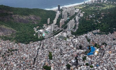 Fotografía aérea fechada el 26 de abril de 2024 que muestra la favela mas populosa de Brasil, la Rocinha en Río de Janeiro (Brasil). EFE/ Antonio Lacerda