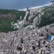 Fotografía aérea fechada el 26 de abril de 2024 que muestra la favela mas populosa de Brasil, la Rocinha en Río de Janeiro (Brasil). EFE/ Antonio Lacerda