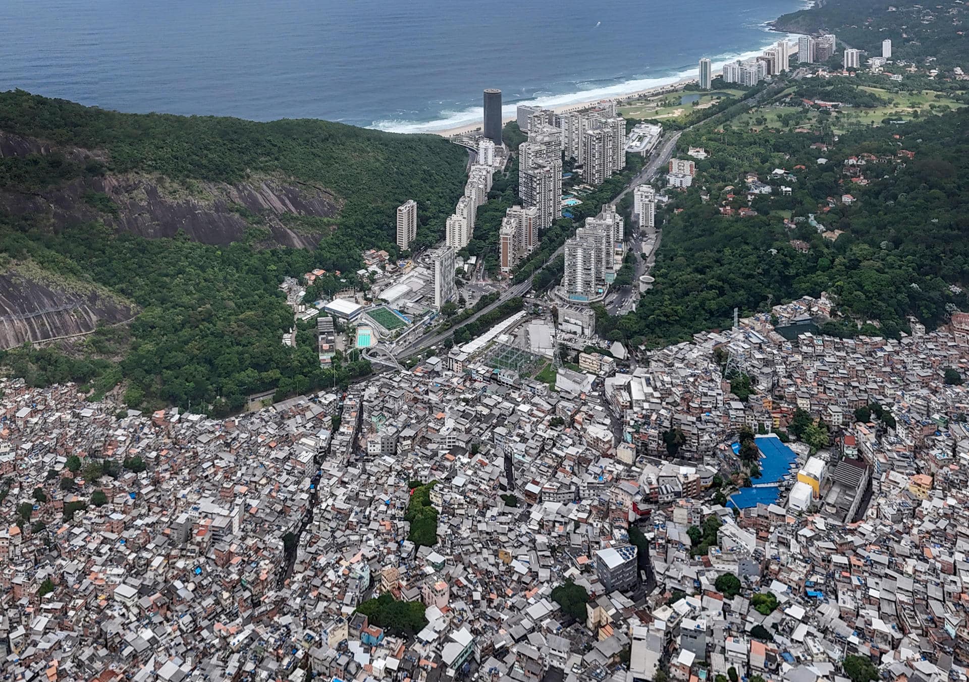 Fotografía aérea fechada el 26 de abril de 2024 que muestra la favela mas populosa de Brasil, la Rocinha en Río de Janeiro (Brasil). EFE/ Antonio Lacerda