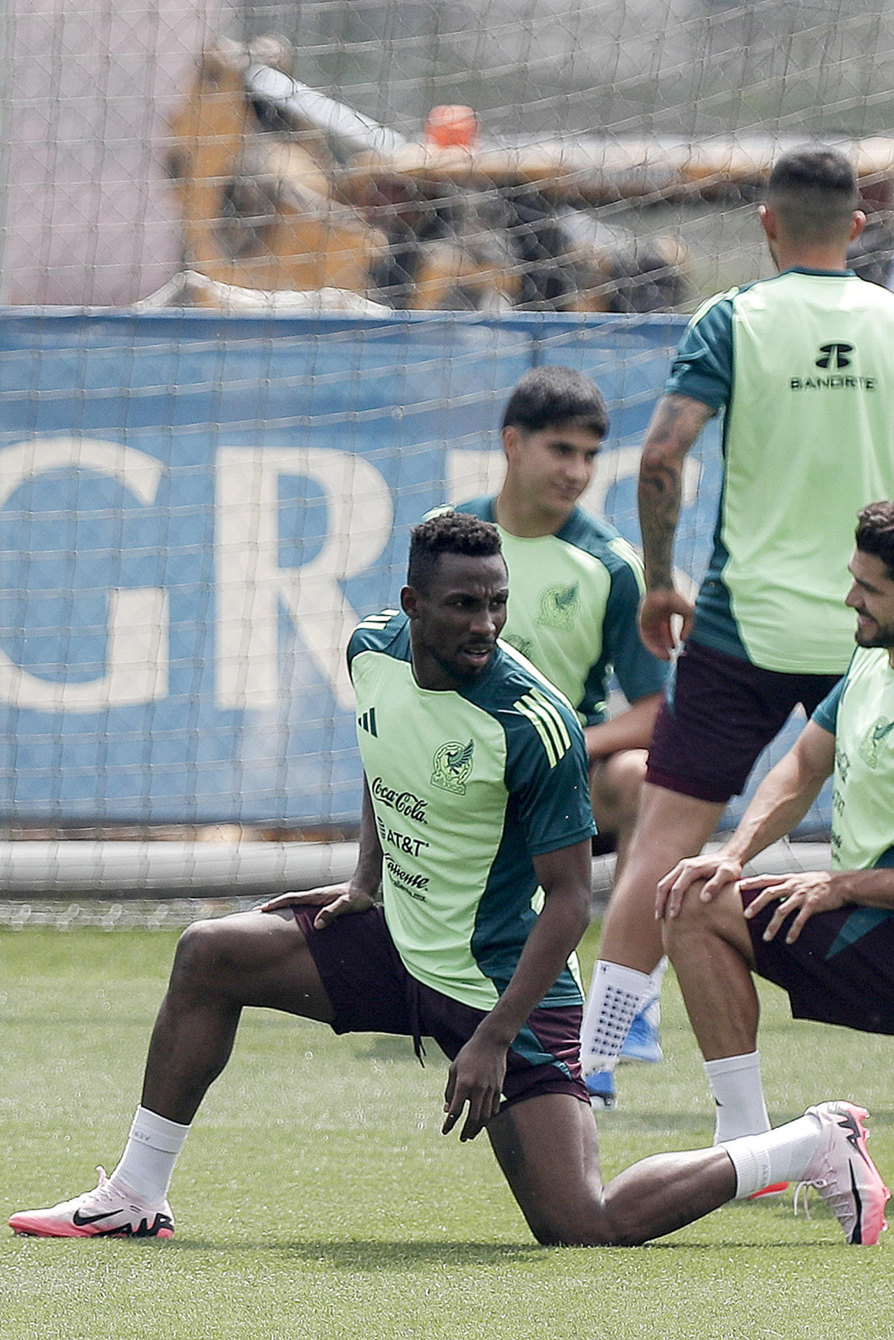 Julián Quiñones de la selección mexicana de fútbol participa en un entrenamiento en el Centro de Alto Rendimiento en la Ciudad de México (México). EFE/ Isaac Esquivel