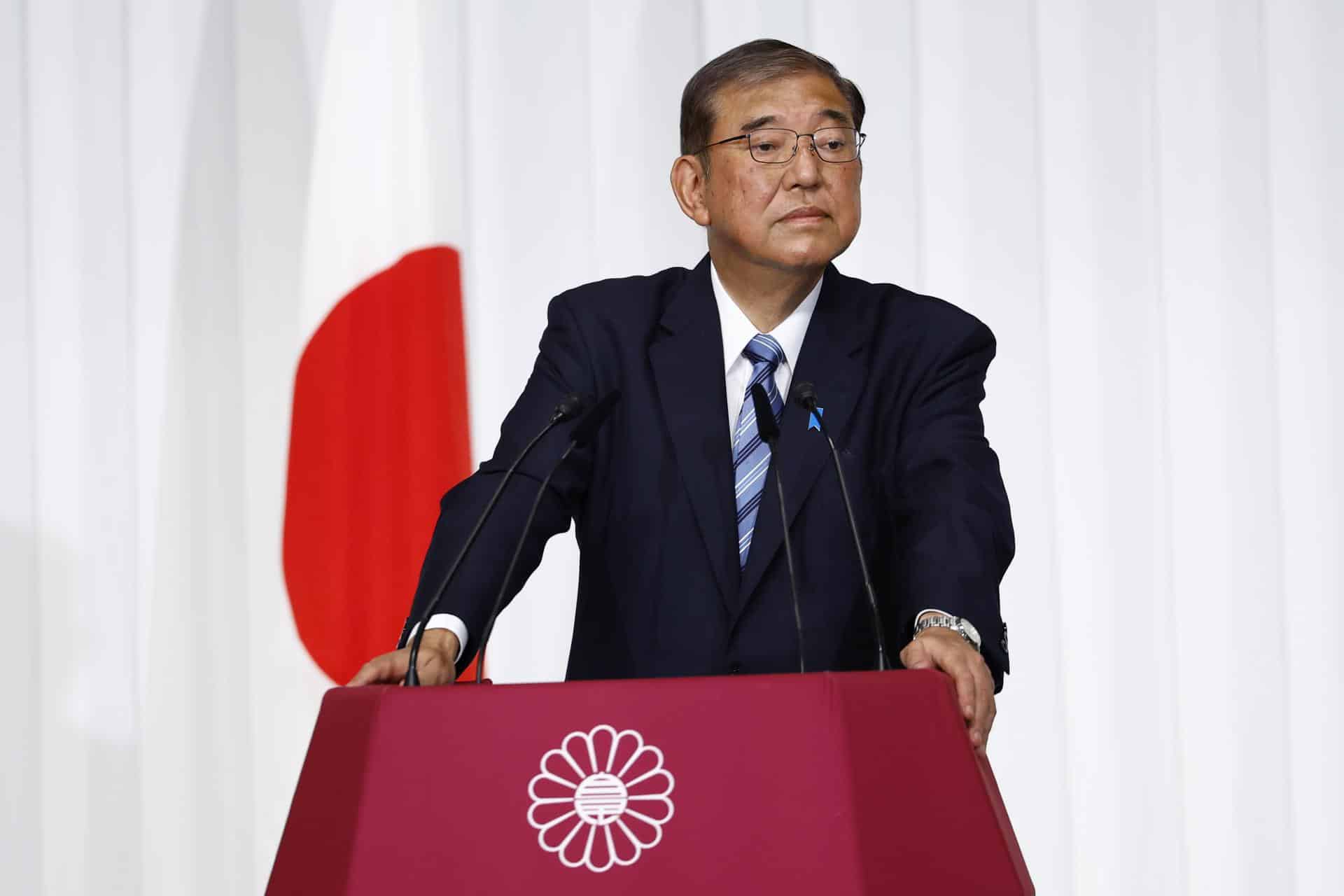 El primer ministro japonés y líder del gobernante Partido Liberal Democrático (PLD), Shigeru Ishiba, observa mientras habla durante una conferencia de prensa un día después de las elecciones a la cámara baja de Japón, en la sede del partido en Tokio, Japón, el 28 de octubre de 2024.EFE/EPA/KIM KYUNG-HOON / POOL