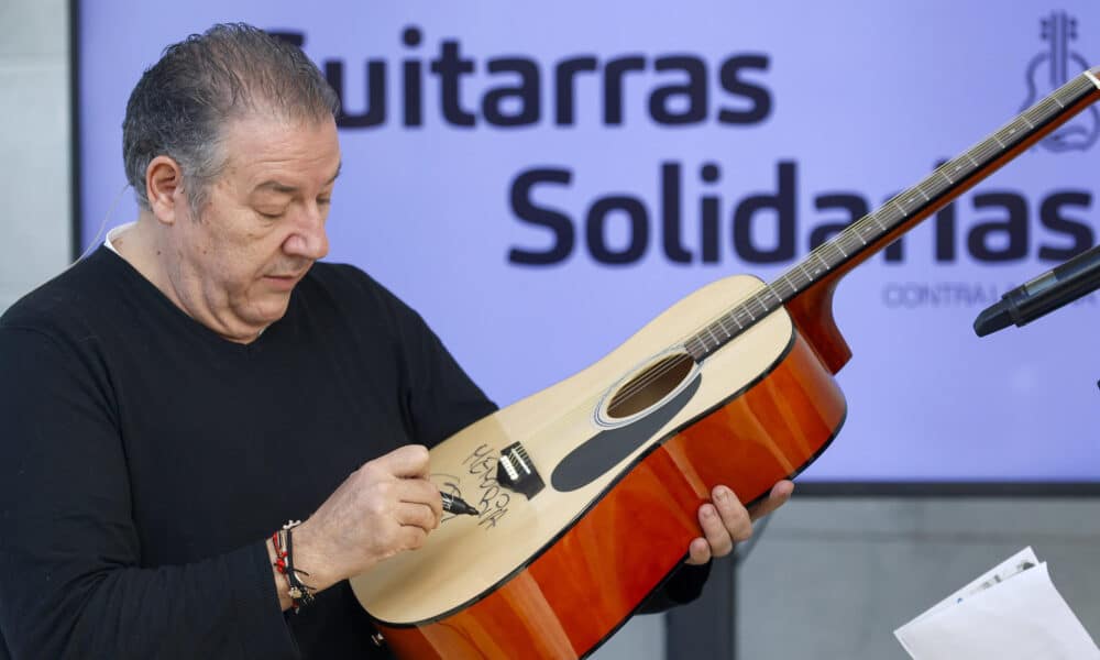 El músico español Carlos Goñi firma este lunes una de sus guitarras para que sea subastada a favor de los damnificados de las fuertes lluvias torrenciales de la provincia mediterránea de Valencia del 29 de octubre. EFE/ Miguel Ángel Polo