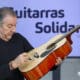 El músico español Carlos Goñi firma este lunes una de sus guitarras para que sea subastada a favor de los damnificados de las fuertes lluvias torrenciales de la provincia mediterránea de Valencia del 29 de octubre. EFE/ Miguel Ángel Polo