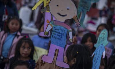 Una niña levanta un cartel durante una manifestación este lunes, por el aumento de feminicidios en el estado de Chiapas (México). EFE/ Carlos López