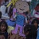 Una niña levanta un cartel durante una manifestación este lunes, por el aumento de feminicidios en el estado de Chiapas (México). EFE/ Carlos López