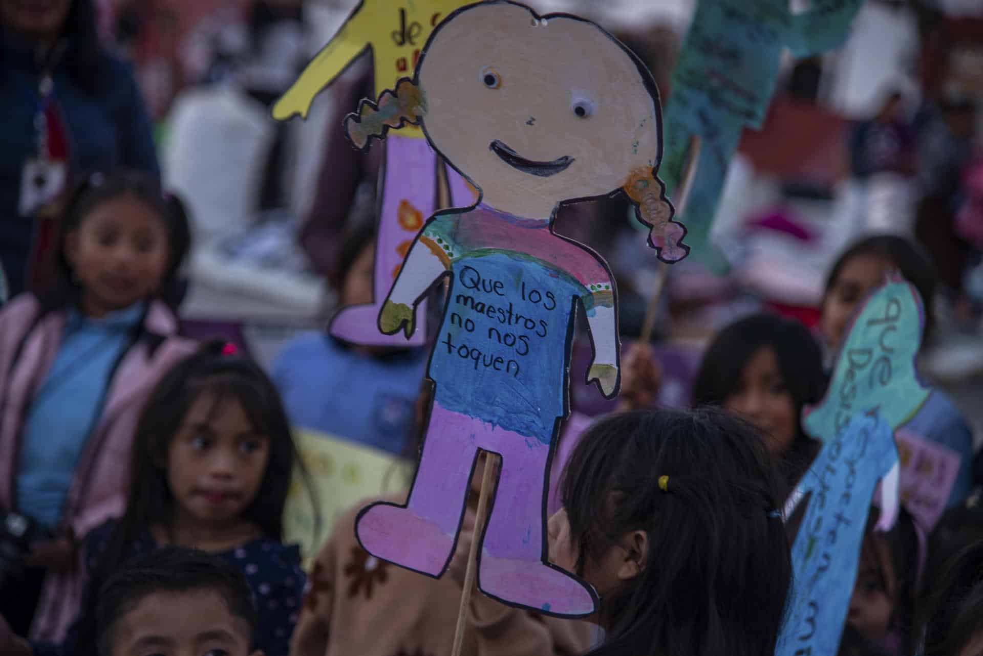 Una niña levanta un cartel durante una manifestación este lunes, por el aumento de feminicidios en el estado de Chiapas (México). EFE/ Carlos López