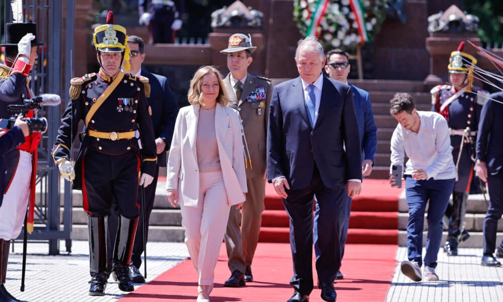 La primera ministra italiana, Giorgia Meloni (ci), acompañada por el canciller argentino, Gerardo Werthein (cd), salen después de entregar una ofrenda en el monumento al General San Martín este miércoles en Buenos Aires (Argentina). EFE/Juan Ignacio Roncoroni