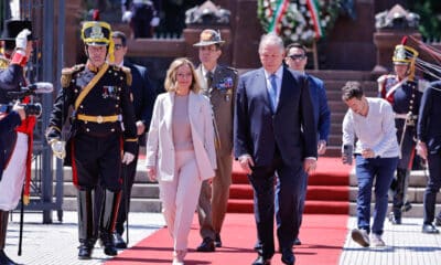 La primera ministra italiana, Giorgia Meloni (ci), acompañada por el canciller argentino, Gerardo Werthein (cd), salen después de entregar una ofrenda en el monumento al General San Martín este miércoles en Buenos Aires (Argentina). EFE/Juan Ignacio Roncoroni