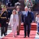 La primera ministra italiana, Giorgia Meloni (ci), acompañada por el canciller argentino, Gerardo Werthein (cd), salen después de entregar una ofrenda en el monumento al General San Martín este miércoles en Buenos Aires (Argentina). EFE/Juan Ignacio Roncoroni